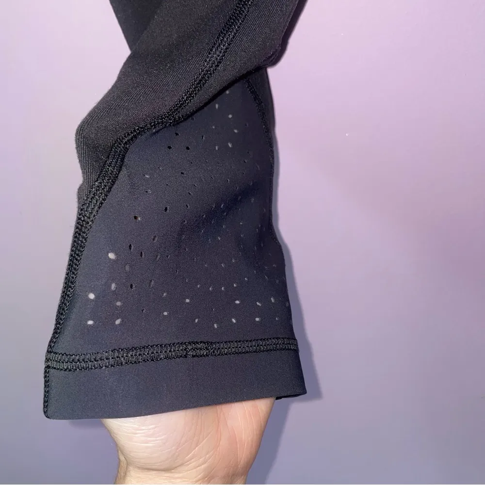 Lululemon Size 6 Black Cropped Leggings Mesh Cutouts Athleisure Gym - Image 4