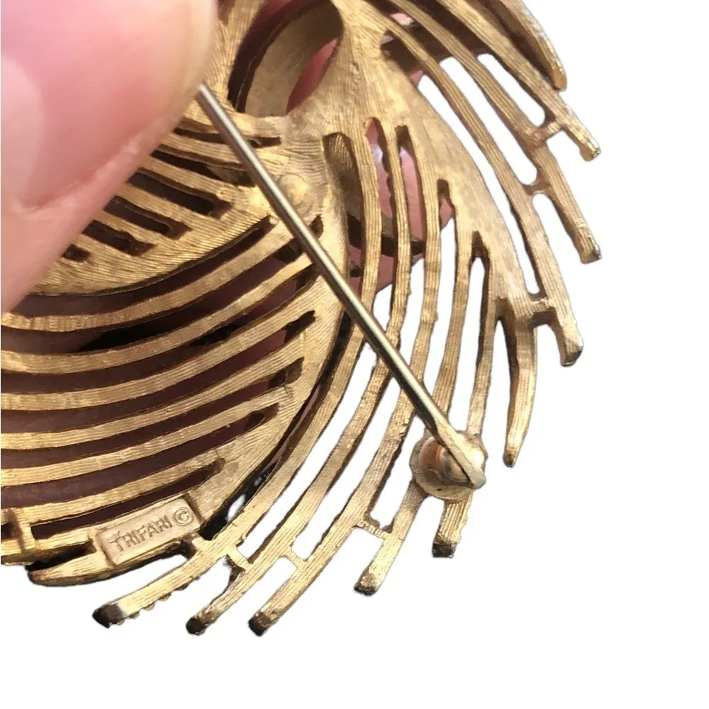 VTG Trifari Gold Tone Signed Round Ribbon Swirl Brooch Pin 2” Ornate - Image 3