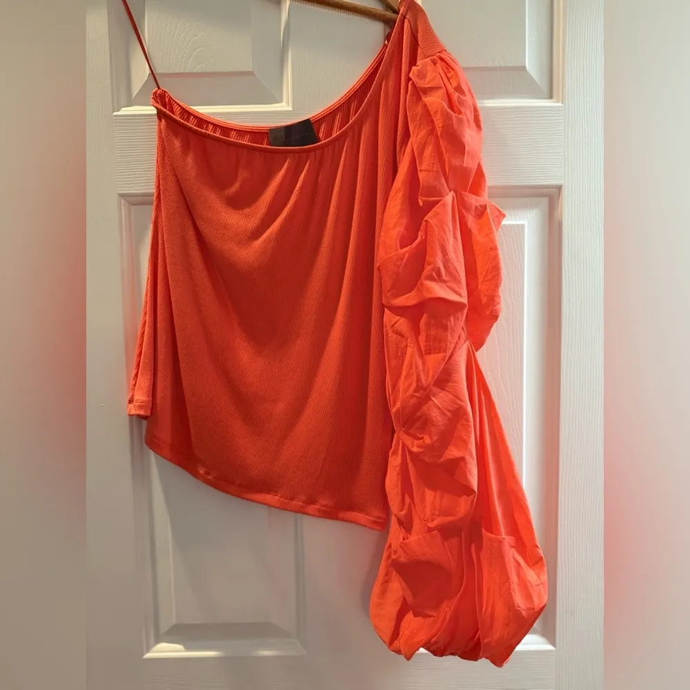 NWT Sunday in Brooklyn DramA Sleeve One-Shoulder Top Size L - Image 2