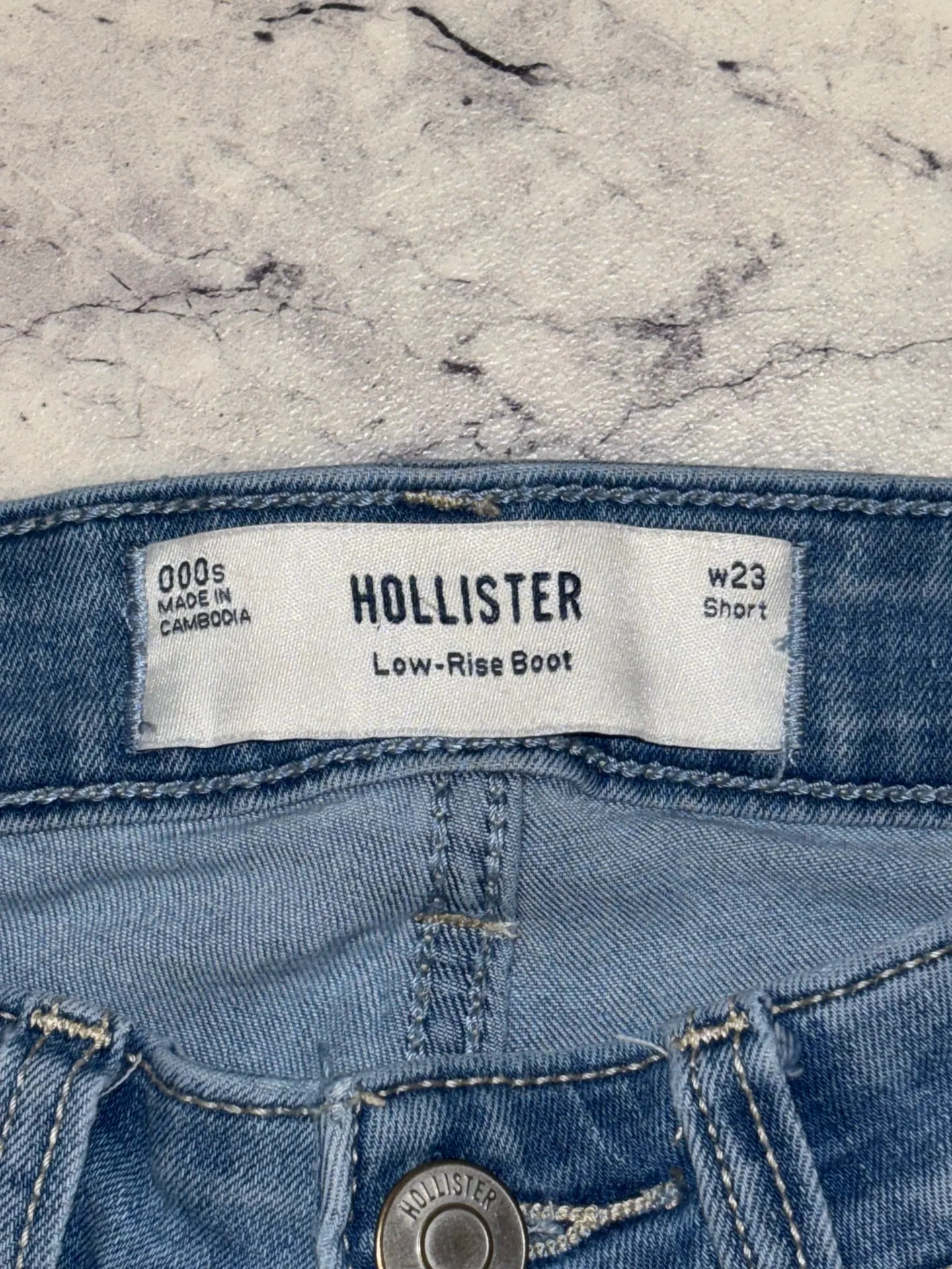 Hollister Low-Rise Medium Wash Bootcut Jeans size 000/23 short - Image 4