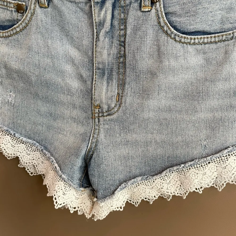 Free People Lace Trimmed‎ Jean Denim Shorts Size 27 - Image 7
