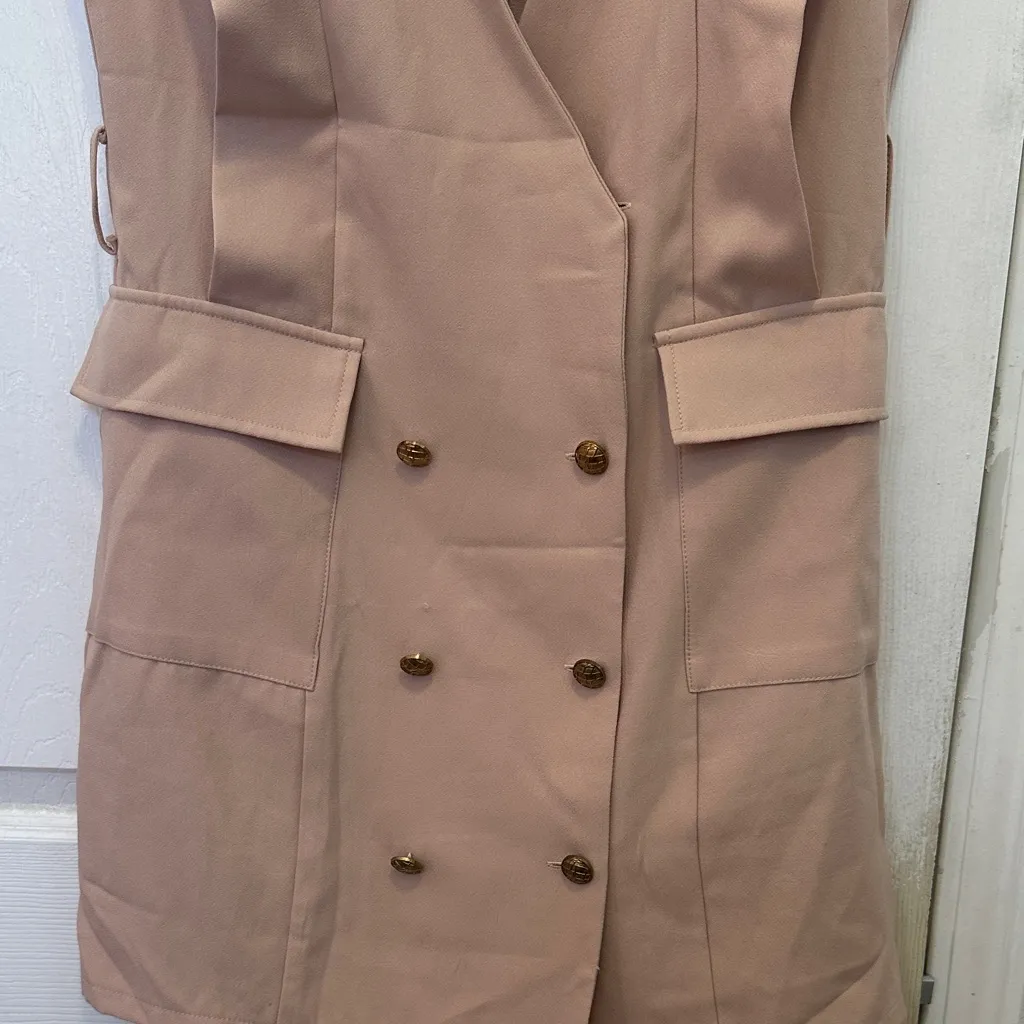 NUDE SLEEVELESS GOLD BUTTON DETAIL BLAZER DRESS - Image 5