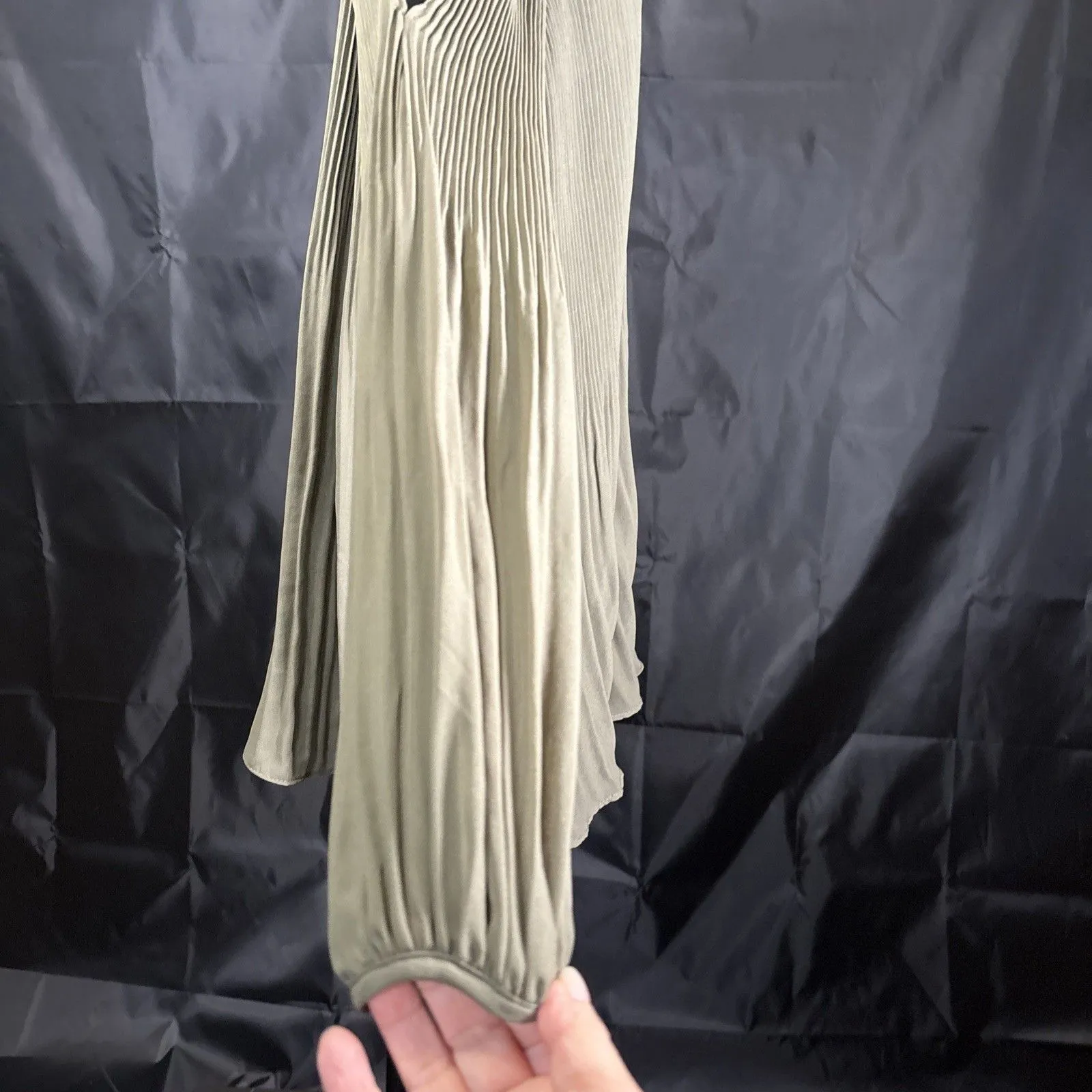 JUSTFAB Women Size M Olive Green Crew Neck Cold Shoulder Long Sleeve Blouse - Image 4