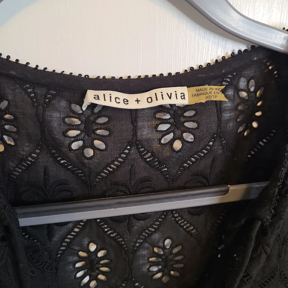 Alice + Olivia  Top Size Extra Small Carroll 3/4 Sleeve Eyelet Tunic Black - Image 4