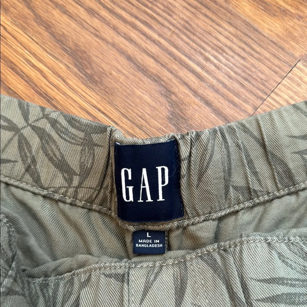 Gap  Green Leaf Print Women's Patch Pocket Shorts - Image 2
