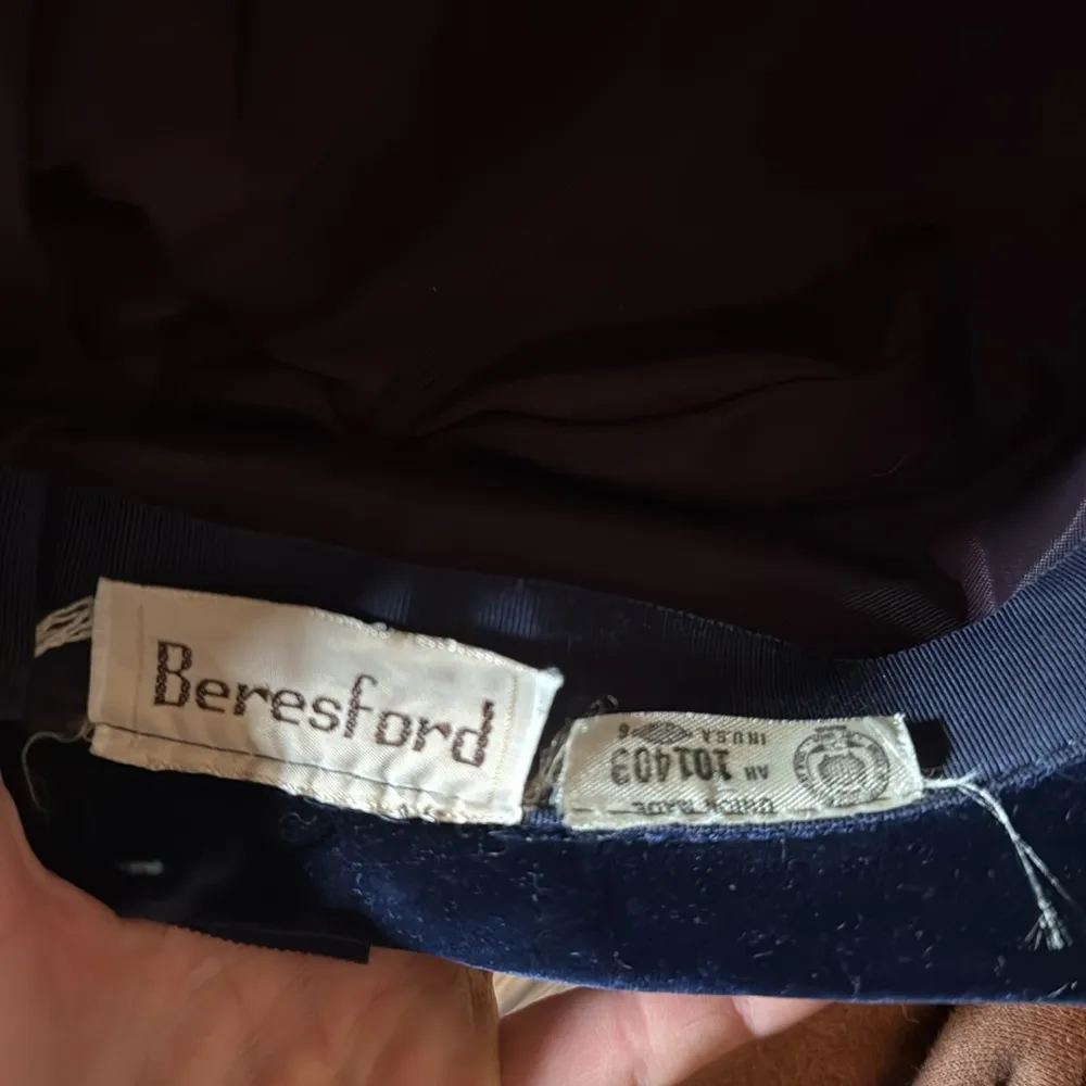 Vintage Elegant rich Navy blue Velvet Hat union made front bow by Beresford - Image 7