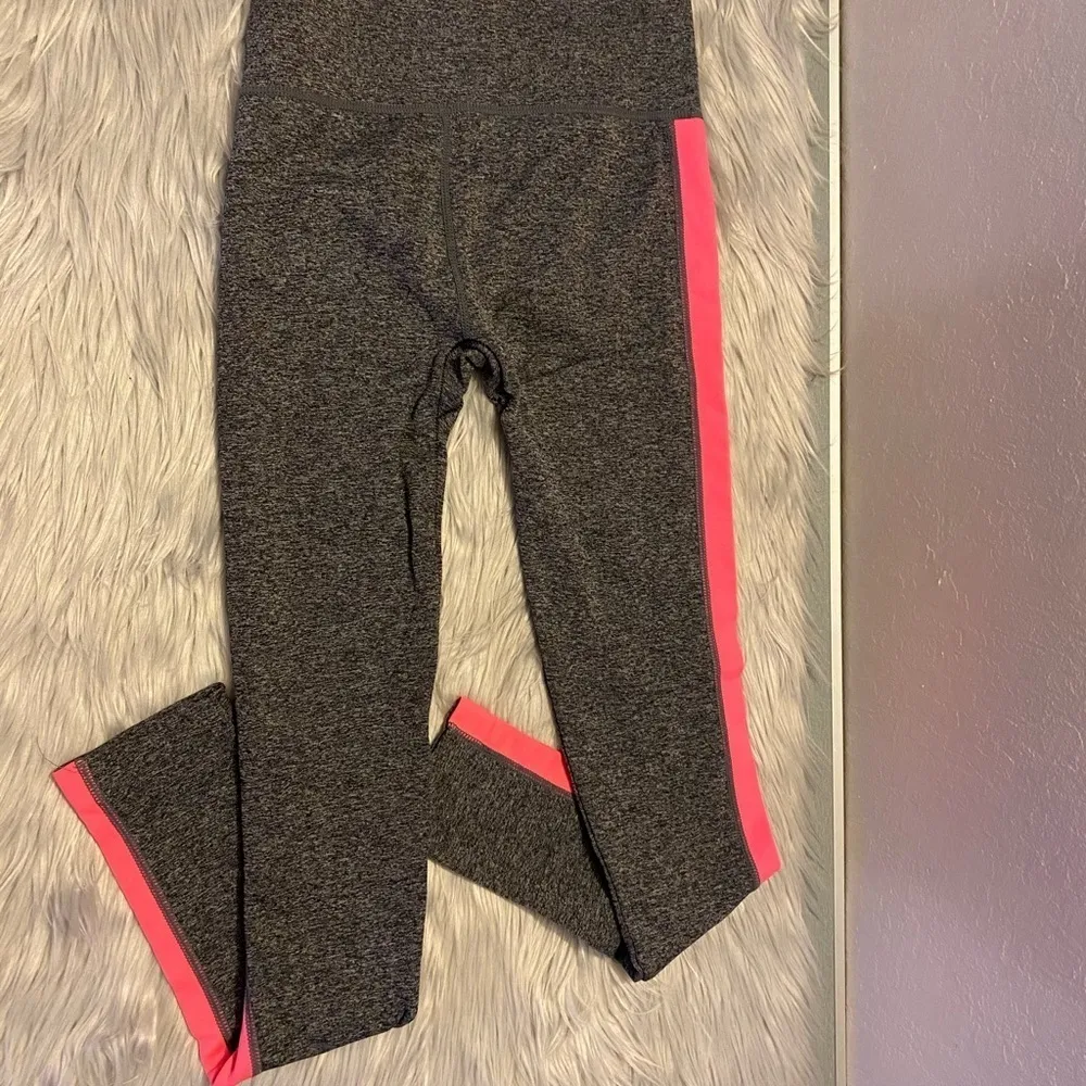 L.A. Winner Women’s Athletic Leggings Size S/M Gray with Neon Pink Side Panels - Image 13