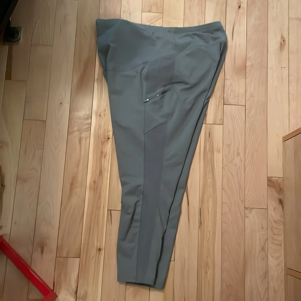 Old Navy  active maternity XXL leggings - Image 3