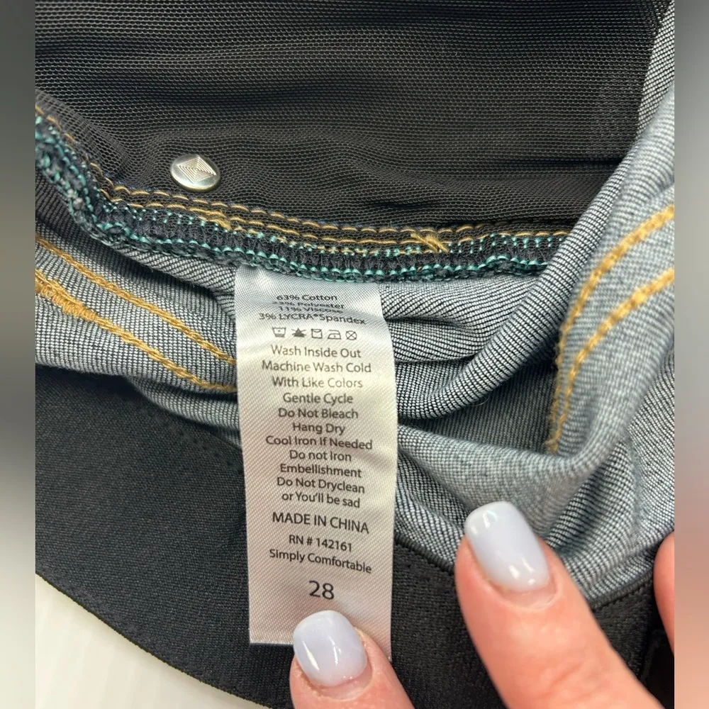 LuLaRoe Women's Elastic Waist Blue Bermuda Denim Shorts Size 28 New With Tag - Image 8