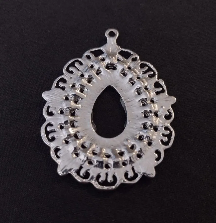 Beautiful Silvertone Pendant Silver - Image 6