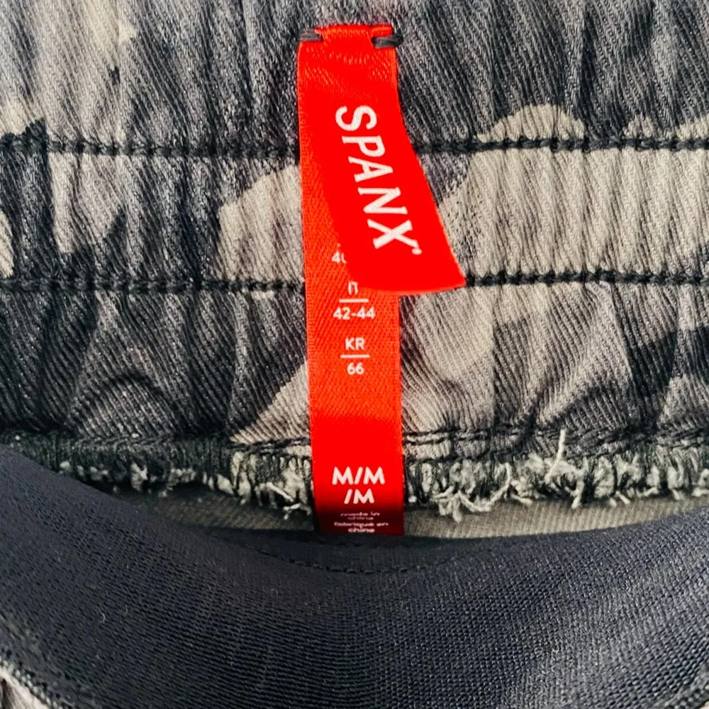 Spanx Blackwash Camo Stretch Twill Cargo Jogger Pants Size M 8/10 NWT - Image 8