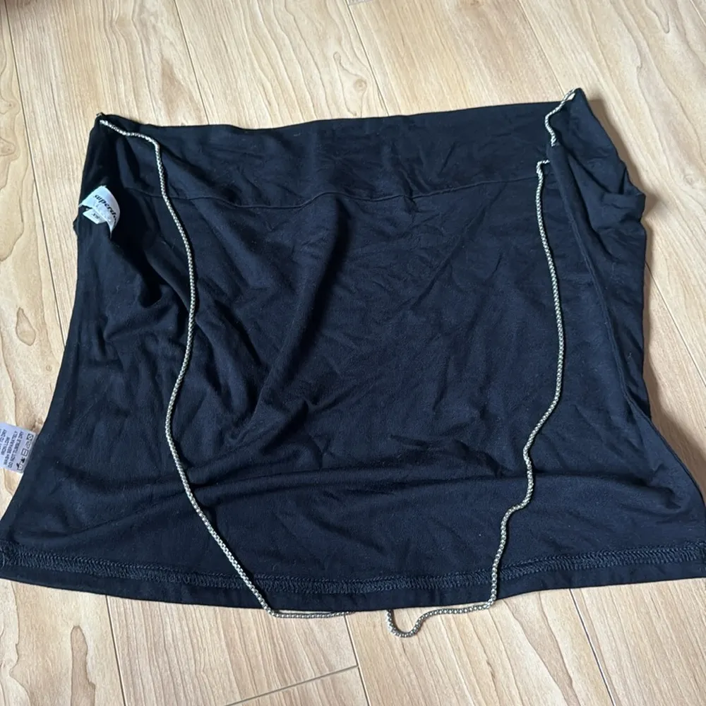 SUPERDOWN BLACK TOP WITH CHAIN - Image 2