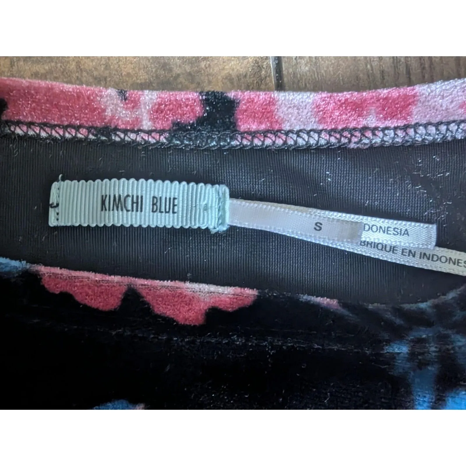 Kimchi Blue Black Velvet Floral Rose Crop Top Small 90s Y2K Vibe - Image 2