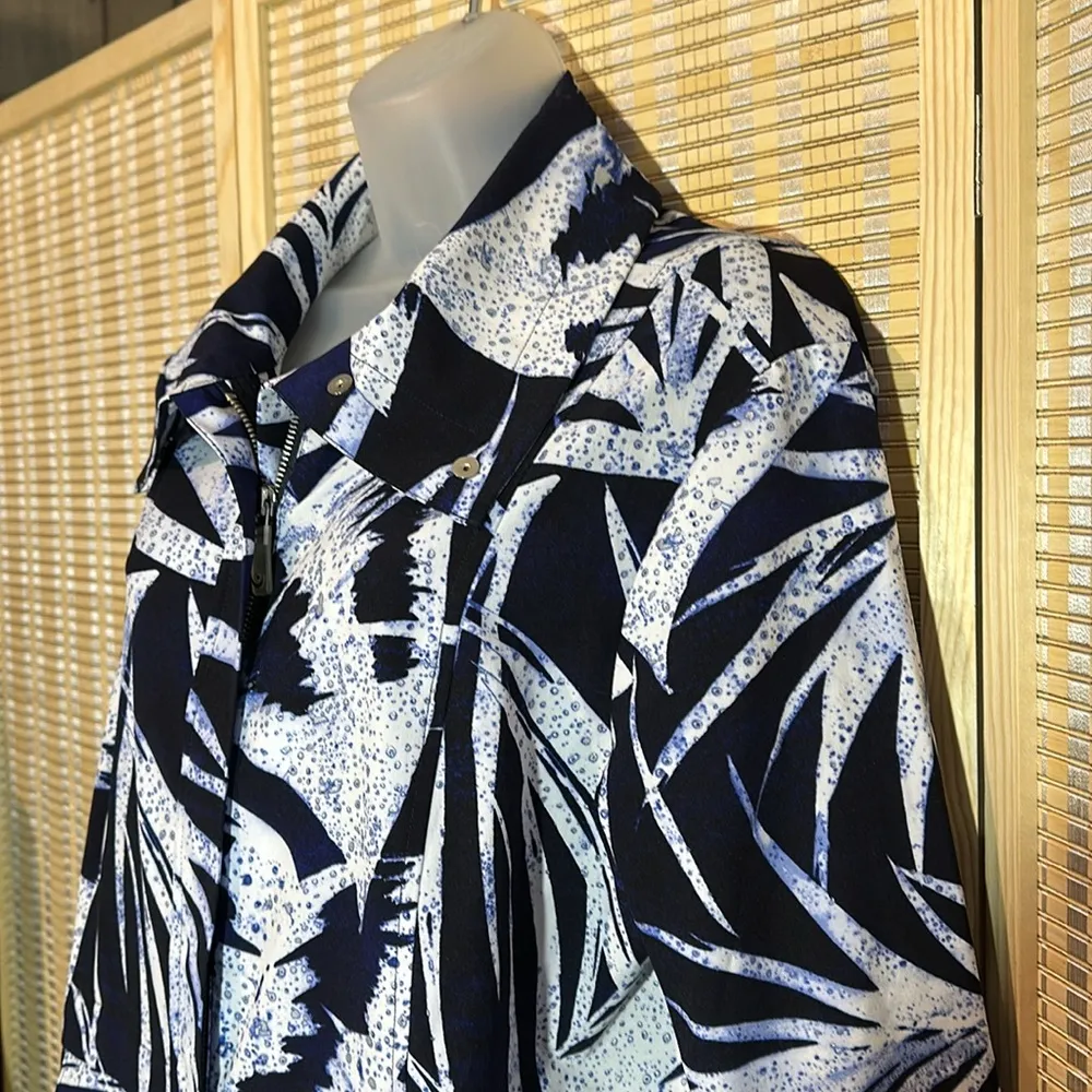 Chico's Zenergy Navy Blue White Zip Front Batik Palm Fern Print Jacket 2/Med - Image 7