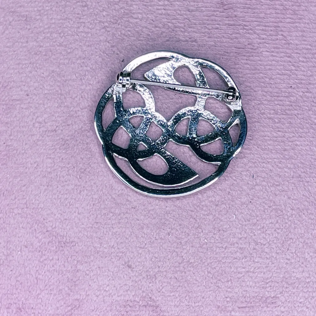 656. Artisan Silvertone Celtic Knot Brooch Silver - Image 2