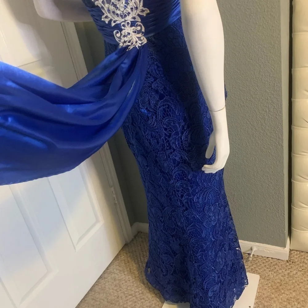JJ’S House Blue And White Sequined formal Prom dress. - Image 9