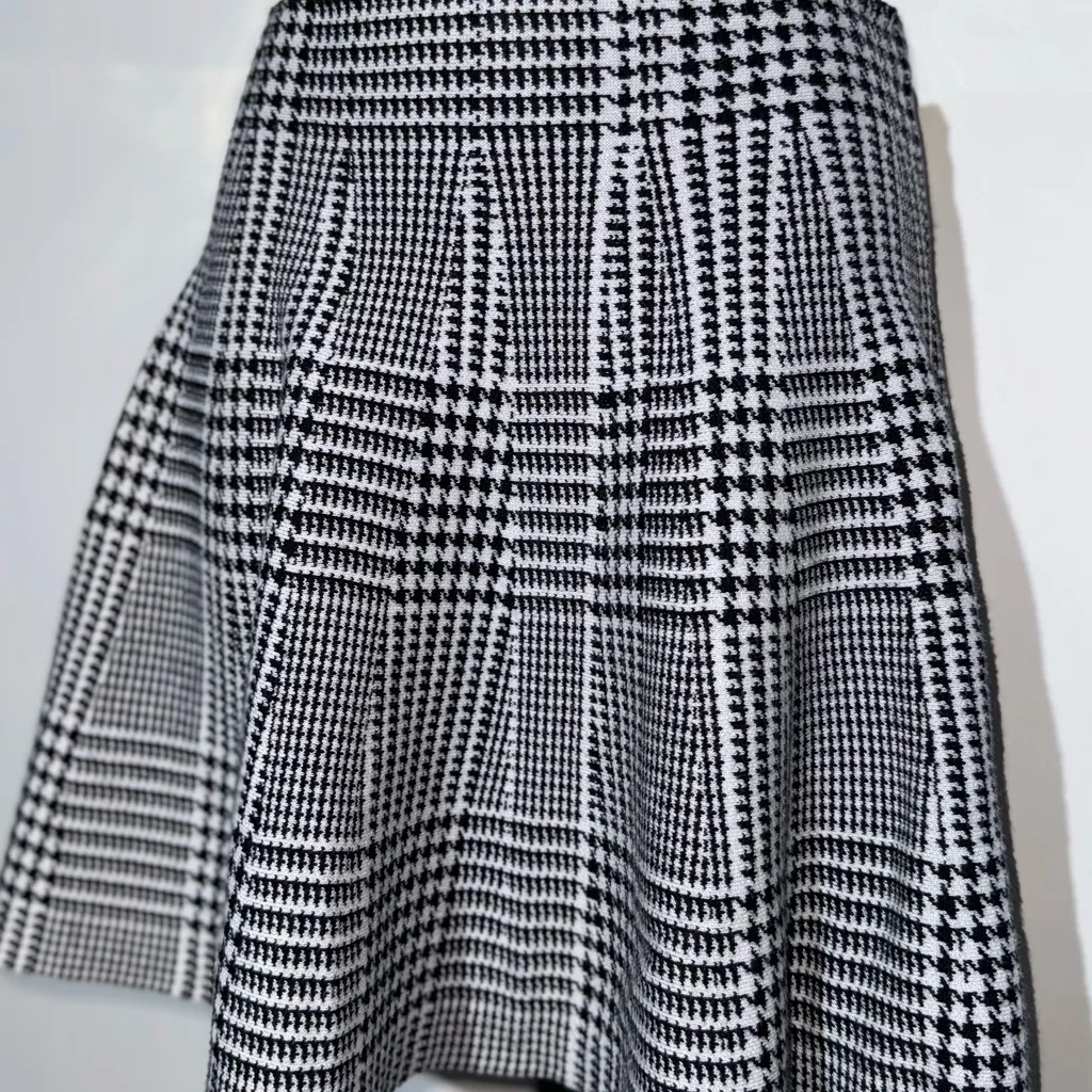 Hesperus Black & White Houndstooth Knit Skirt - Image 5
