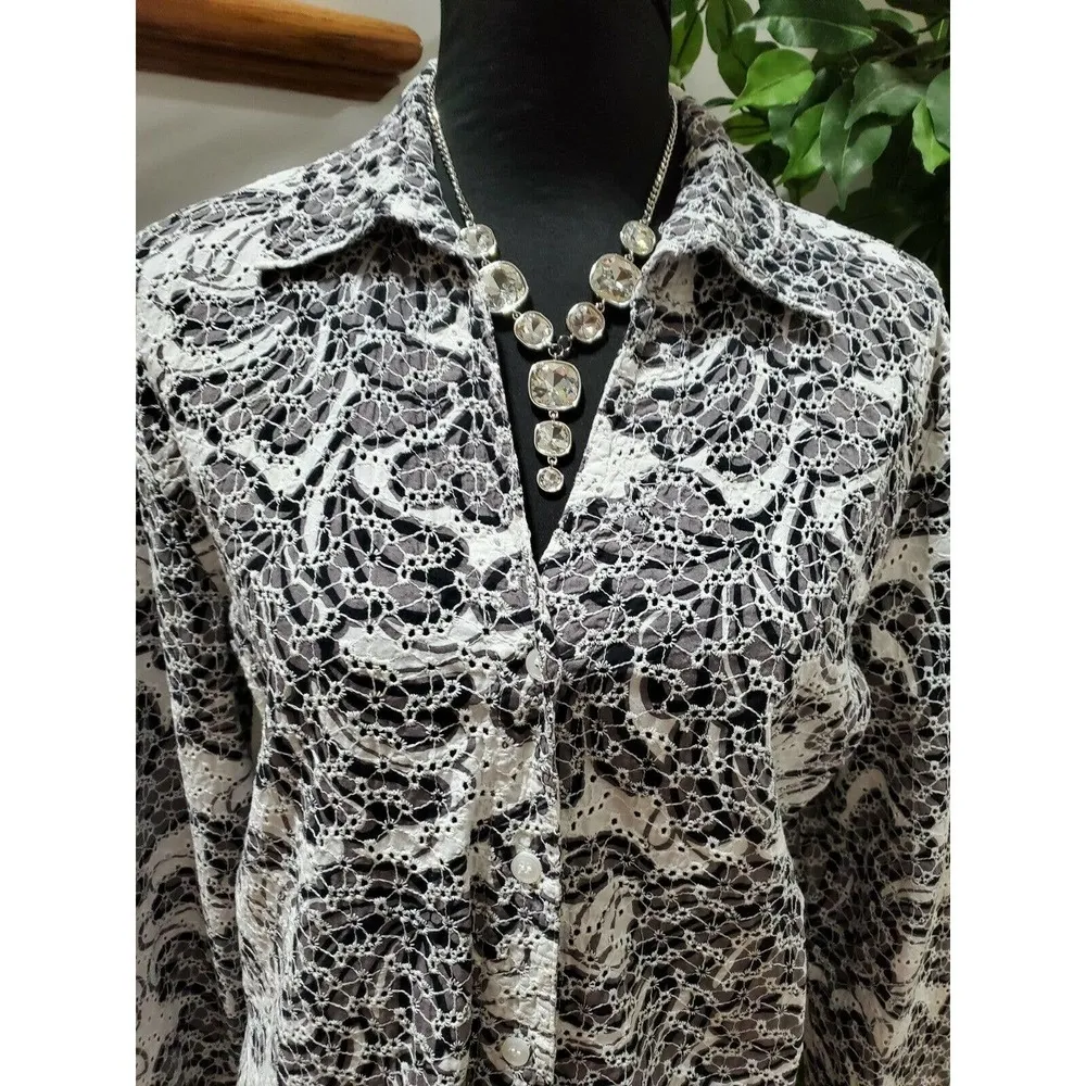 Chico's Women's Black & White Cotton Collared Button Down Short Sleeve Shirt 2 - Image 2