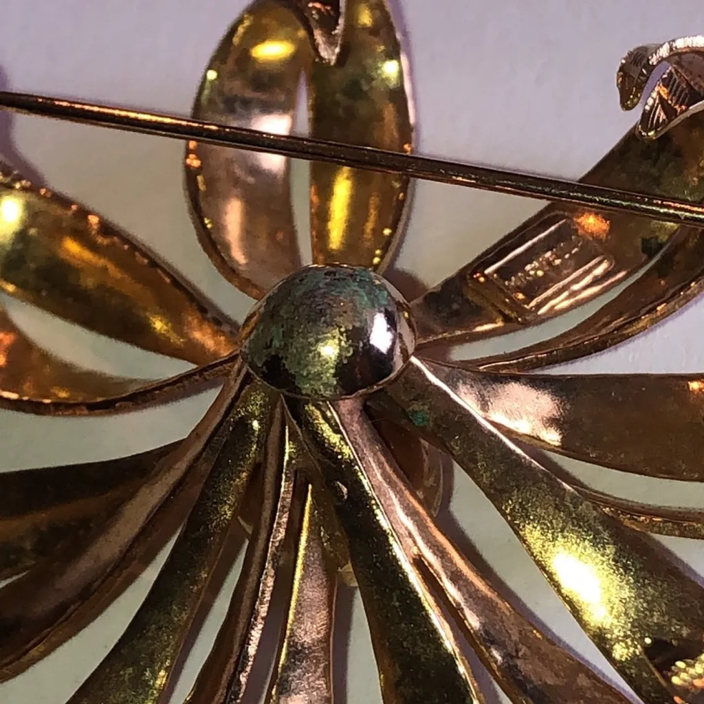 Marvella Vintage Gold Tone 3D Flower Retro Boho Brooch Shoulder Pin - Image 5