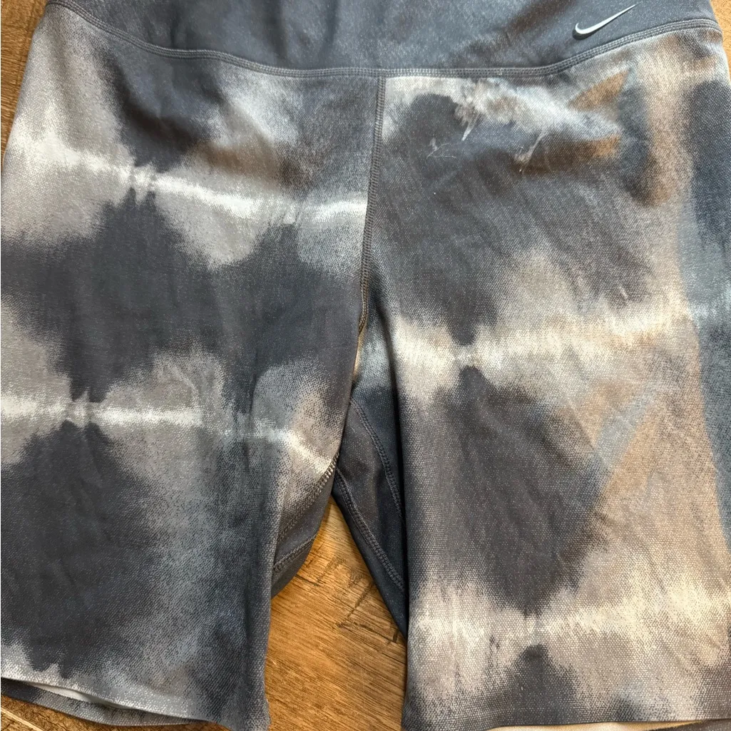 NWT Nike One Luxe Dri-FIT 7" Mid-Rise Printed Training Shorts DO7814-010 Size M - Image 2