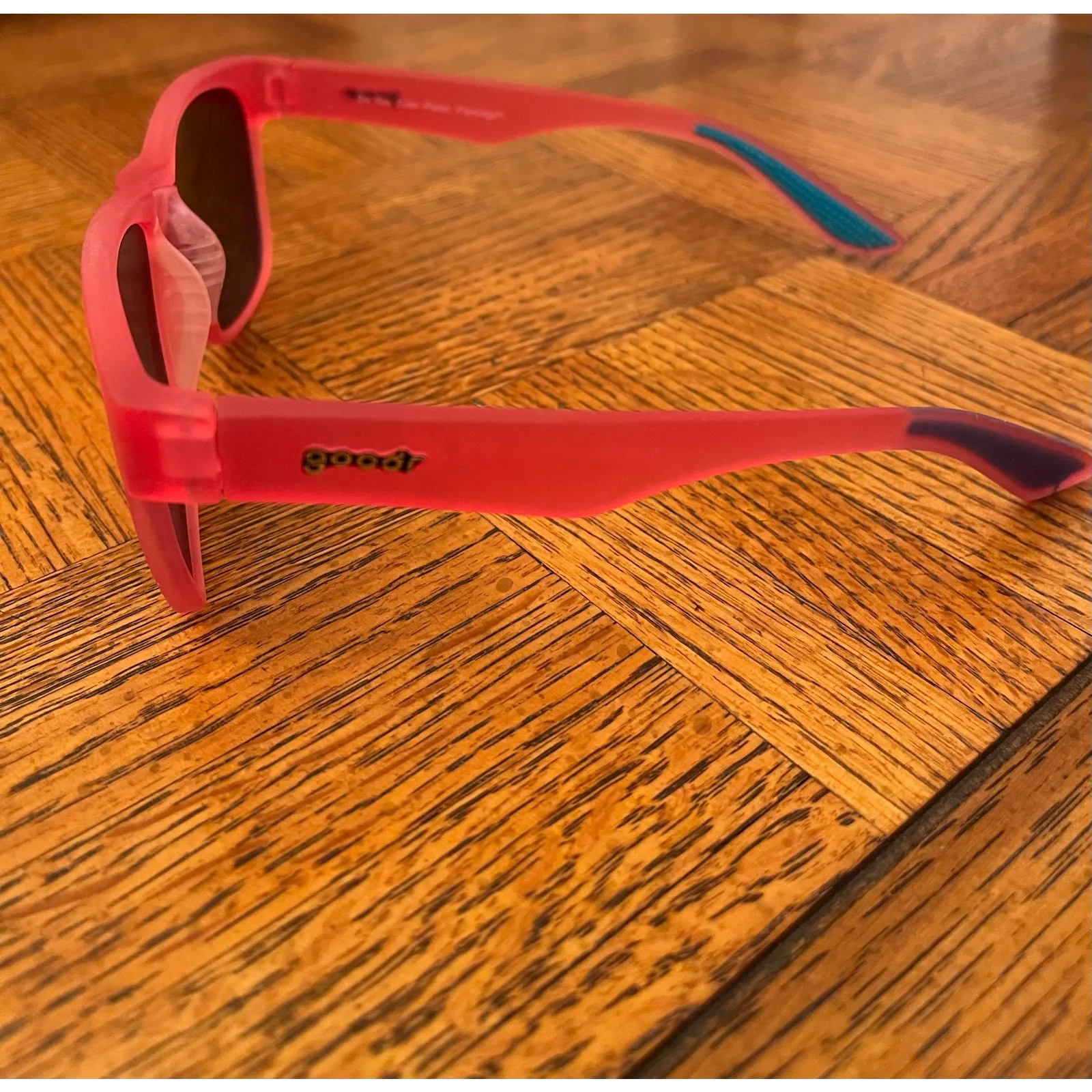 GOODR BIG PINK FLAMINGO SUNGLASSES - Image 2