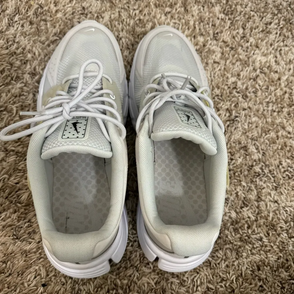 Nike ALPHINA 5000 Low Top Sneakers - Image 6