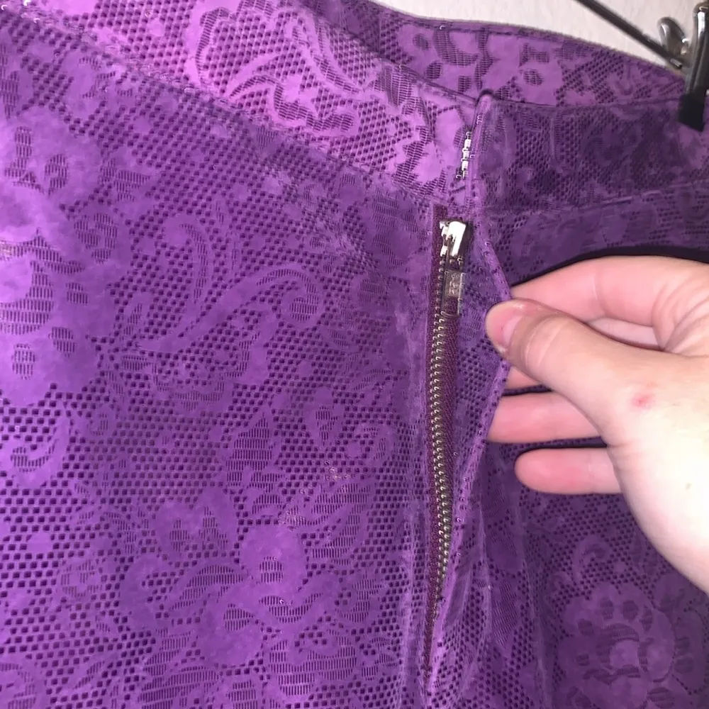 Wilsons Maxima Leather Pants Womens Size 10 Purple Wet Look Floral Paisley Lined - Image 4