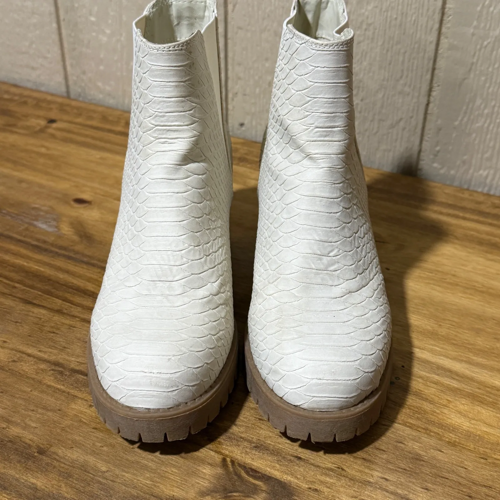 Altard State Cream Snake Embossed Block Heel Chelsea Boots Women's Size 8 M‎ - Image 2