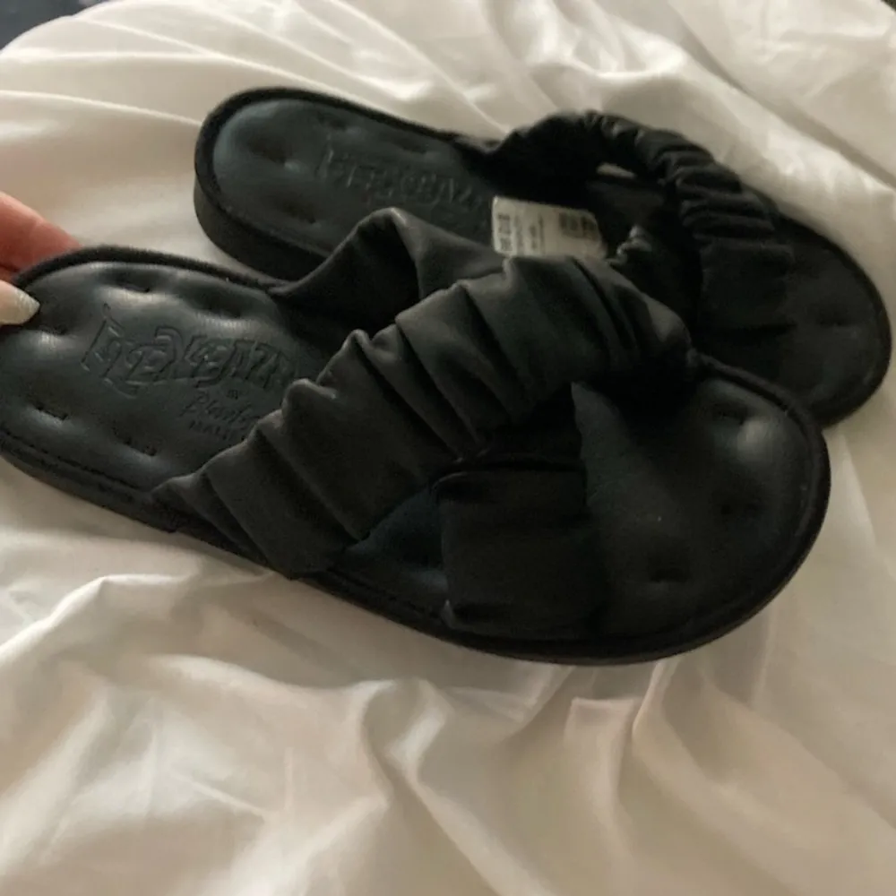 Black Crisscross Slip Ons Size 7 - Image 8