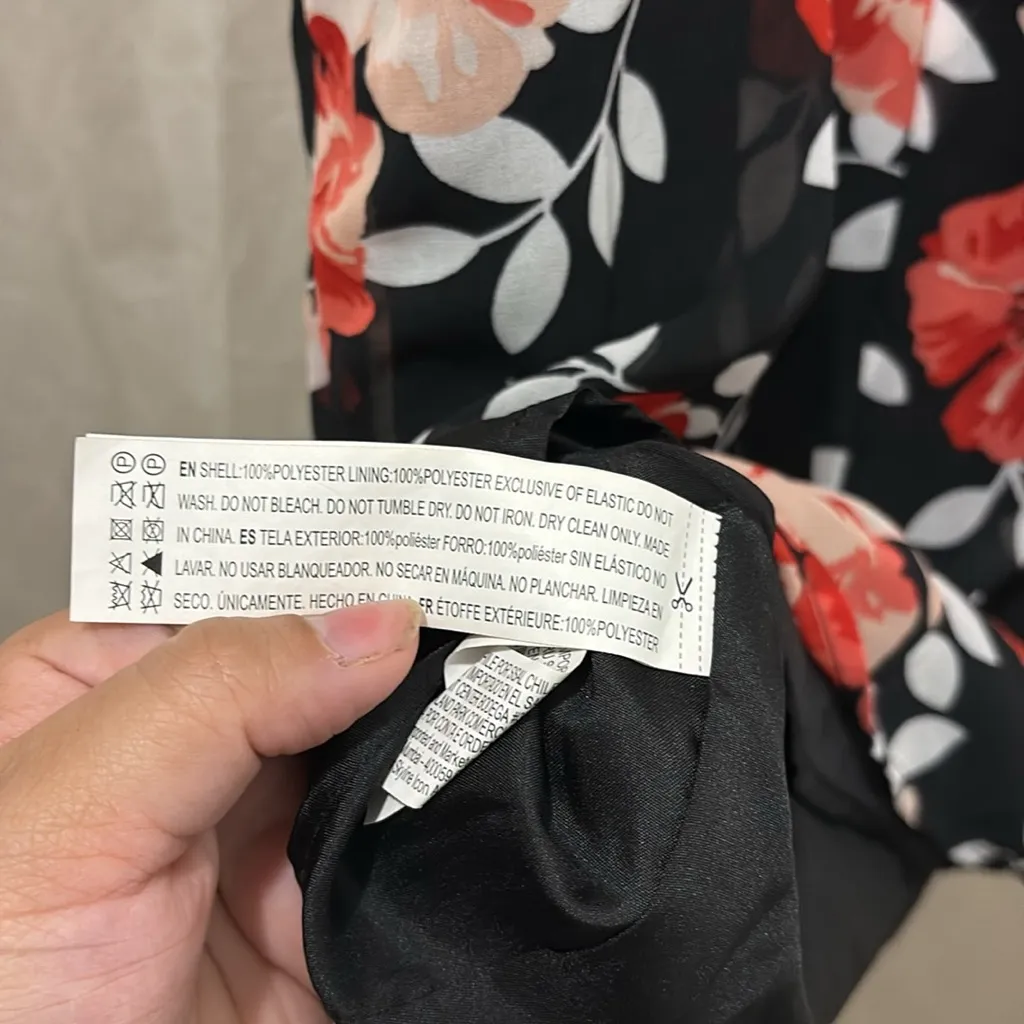 Forever 21 Black Dress with Red Floral Design - Image 4