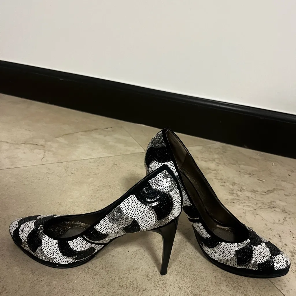 Que Black and White Sequin Women's Shoes Size 7 - Image 4