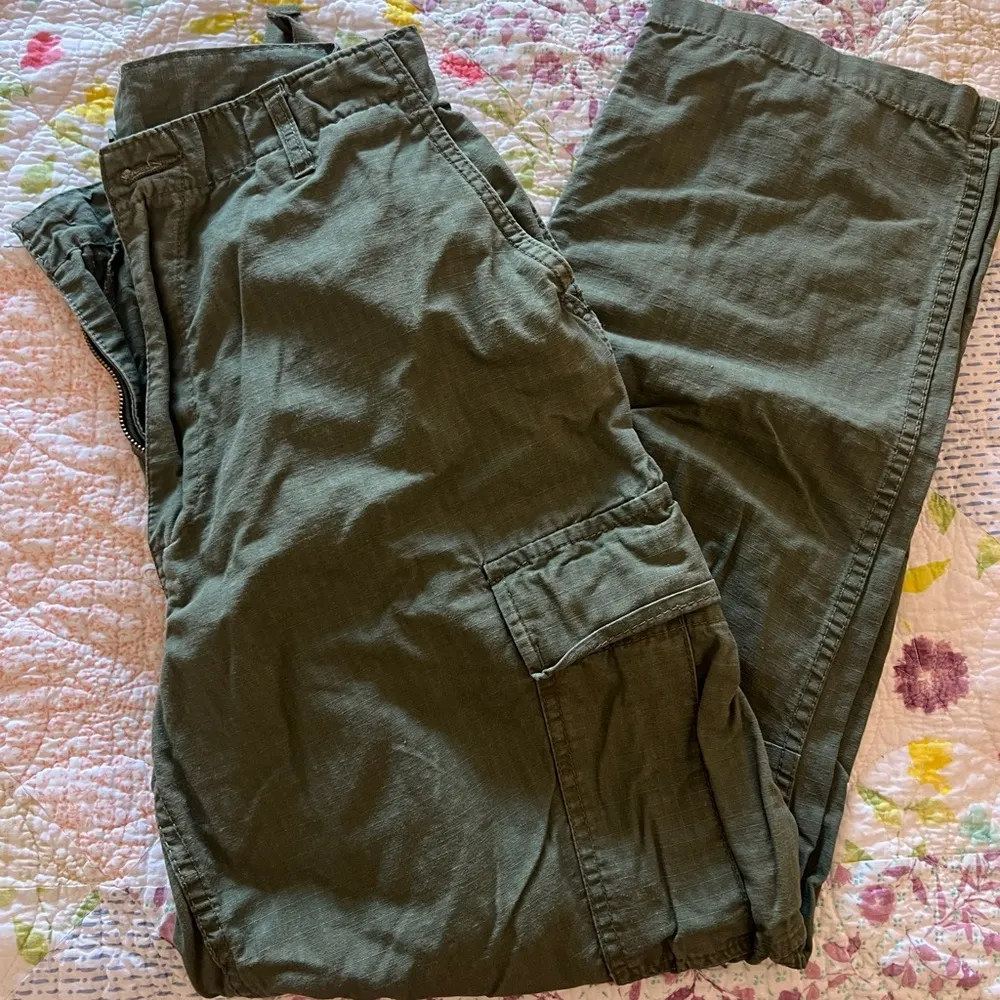 unisex green cargos Size 31 - Image 5