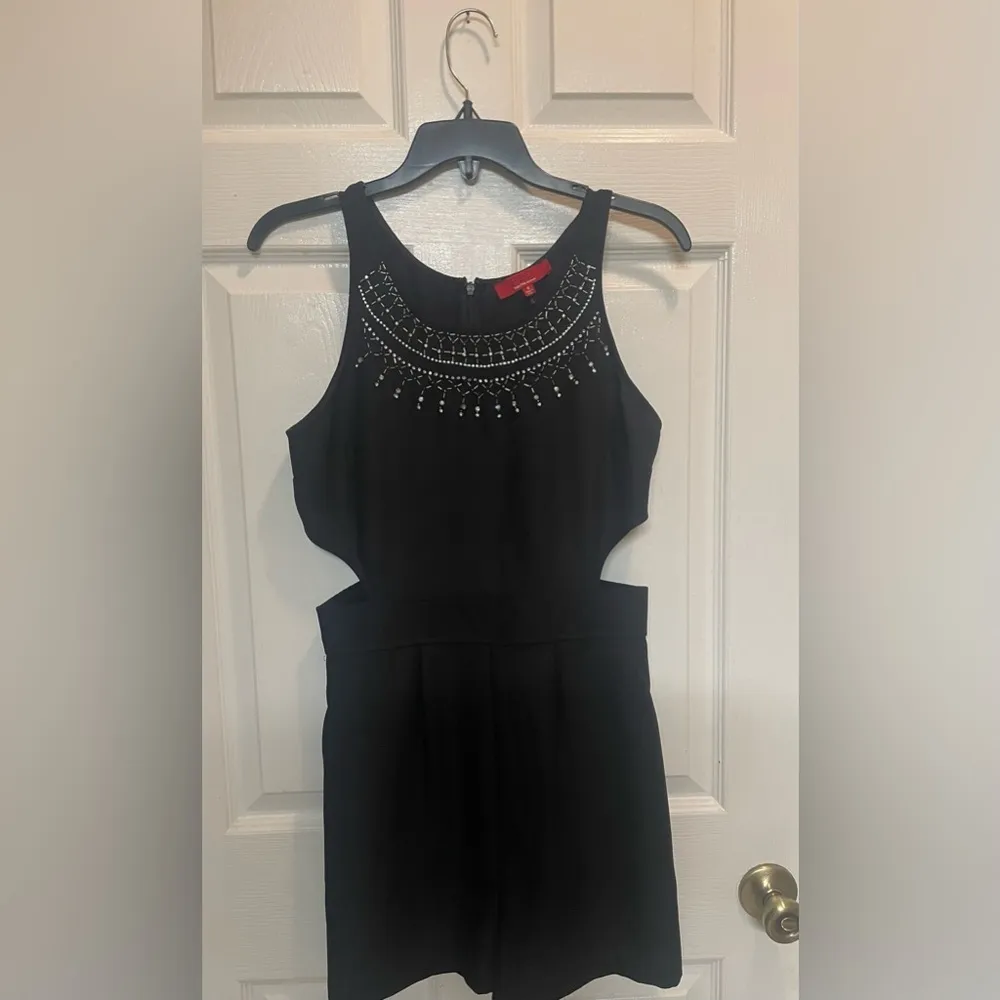Red Saks Fifth Avenue black Romper with cutouts embellished neck Sz 6 - Image 4