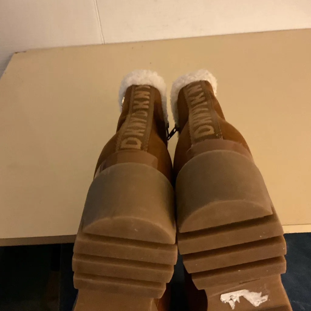 DKNYC women faux suede platform Bax Boots with White Fur Trim size 10.5 Brown - Image 3
