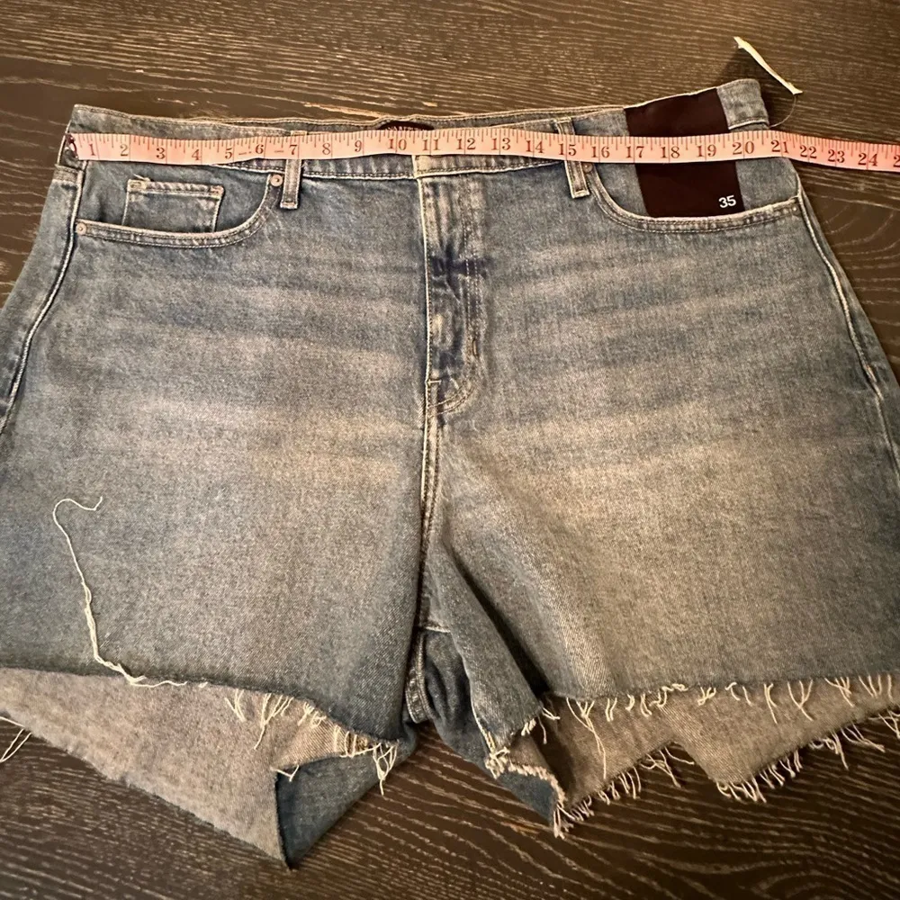 BANANA Republic Mid Rise, Light Wash Denim Shorts with Frayed Hem, Size 20. - Image 4