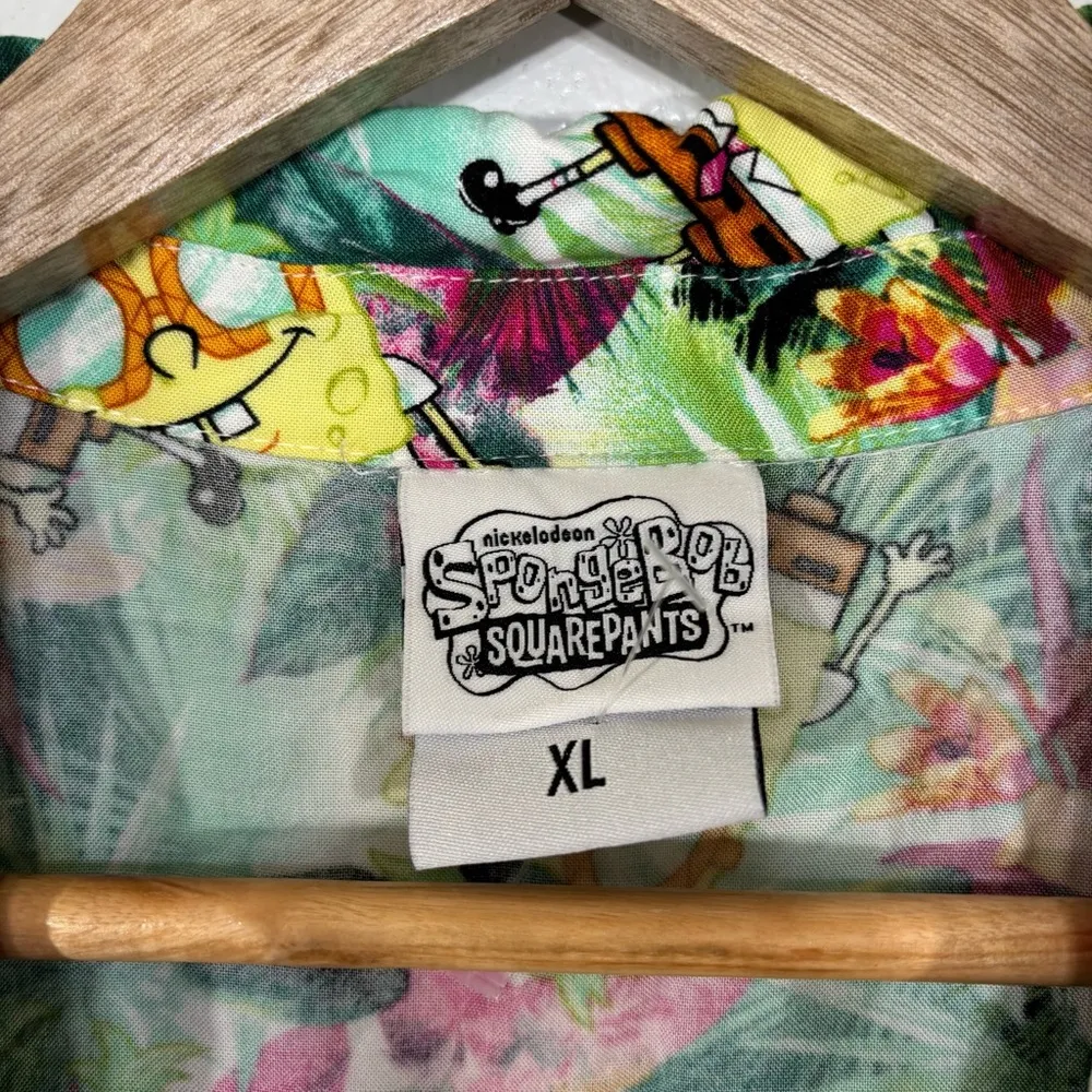 SpongeBob Fun Tropical Print Button Down Tie Front Sleeveless Top Size XL Green - Image 3