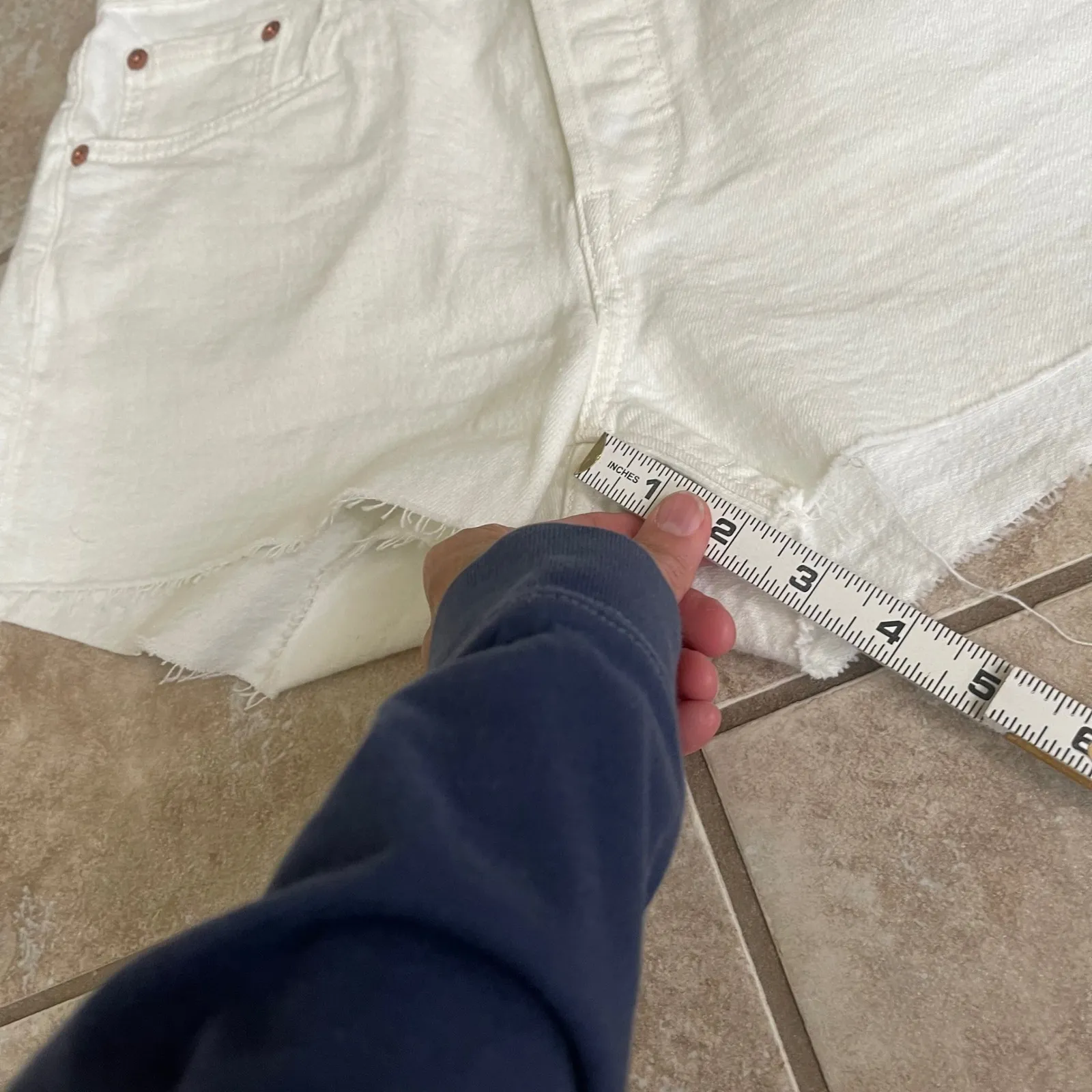 Levi Strauss Co 501 White Denim Cutoff Shorts Button Fly Raw Hem Womens Sz large - Image 7