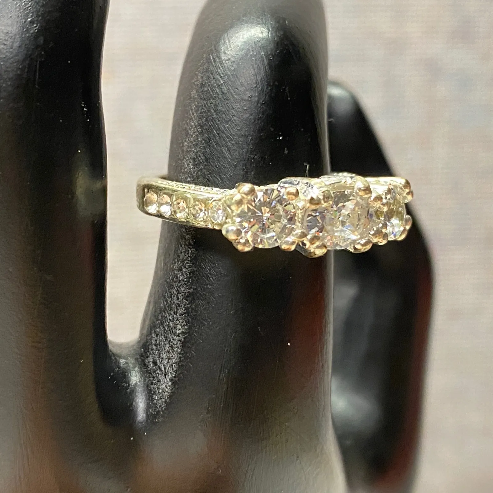 Brillant Three Stone Oval & Round Cut CZ Engagement Ring Silver Tone Band Sz 6.5 - Image 2