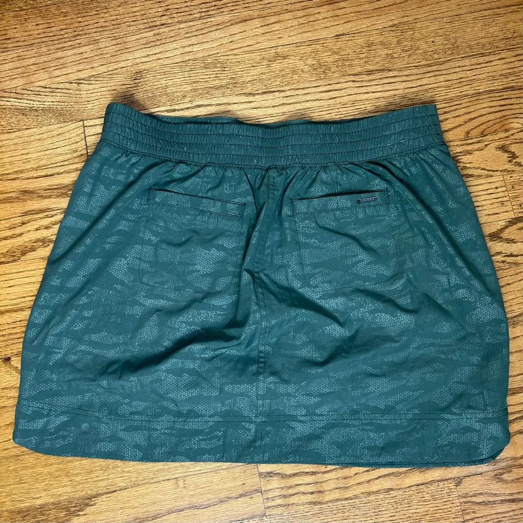 ORVIS Green Camo Embossed Travel 4 Way Stretch Skort Size M - Image 8