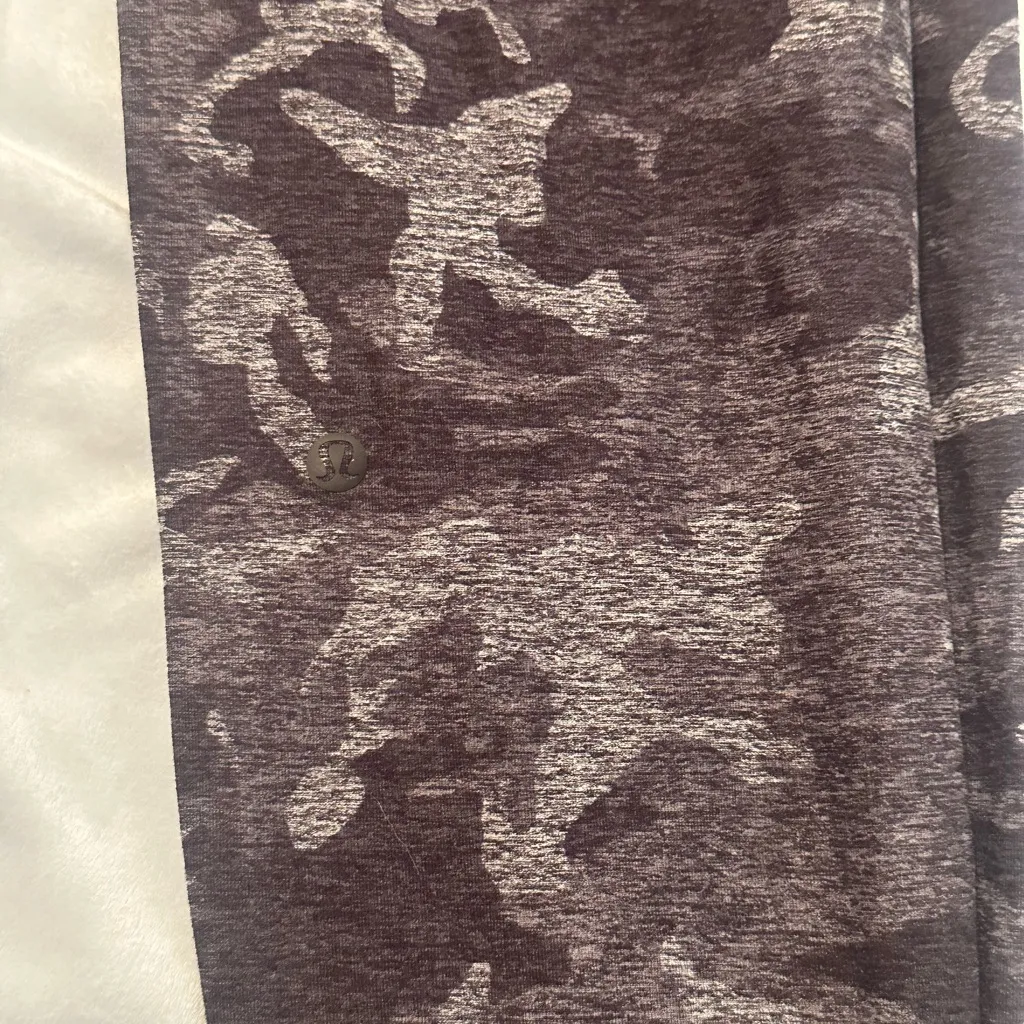 Lululemon camo joggers size 6 like new condition - Image 5