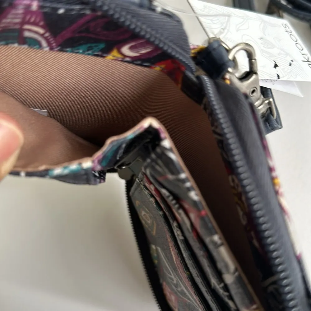 Artist Circle Smartphone Midnight
Wallet Wristlet Crossbody - Image 7