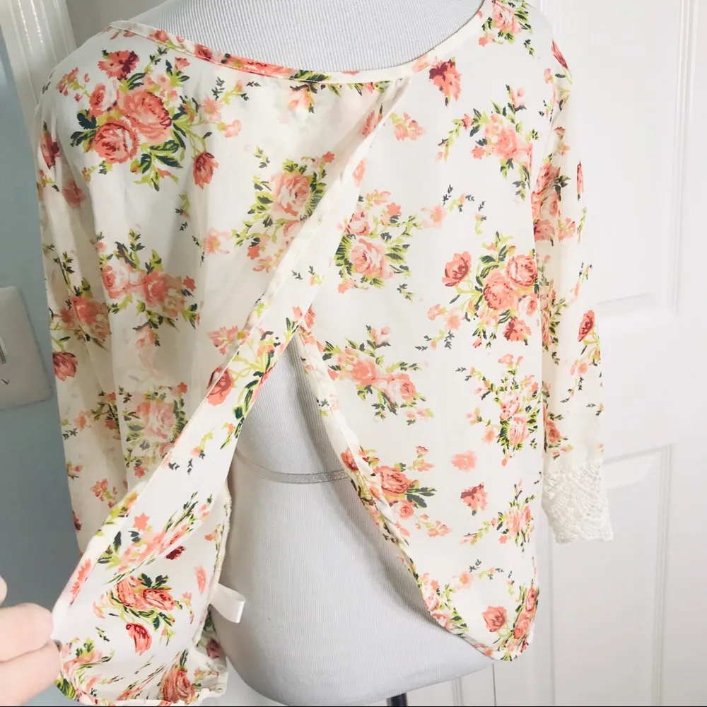 Marisol Cream & Pink Floral Crochet Sleeve Blouse Top Size Large - Image 6