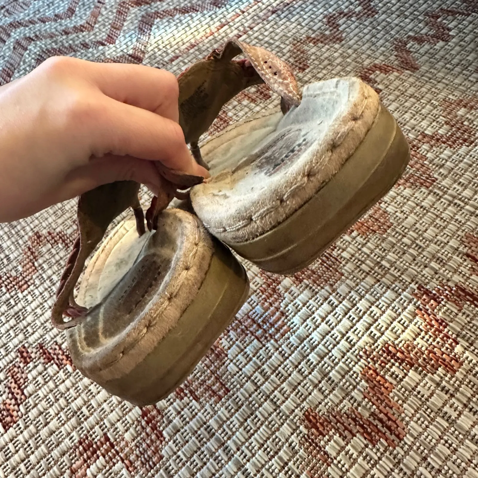 EARTH SPIRIT | Women's Tan Leather Flower Embellishment Thong Sandals, Size 7.5 - Image 5