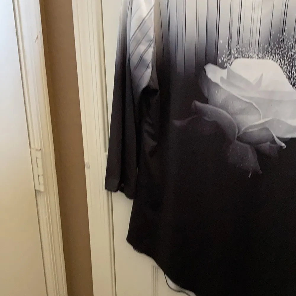 FINAL MARKDOWN Subdued rose top 2xl Black Size 2X - Image 2