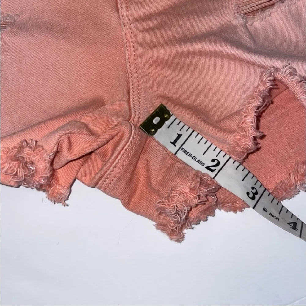 Guess by G distressed short shorts women’s size 27 peach, frayed raw hem denim - Image 6
