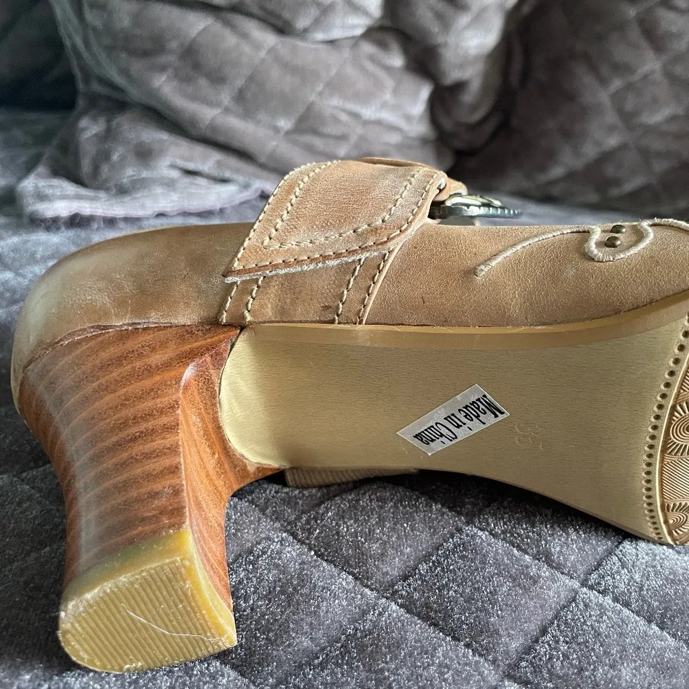 western style pumps with cross strap Size 6 - Image 3