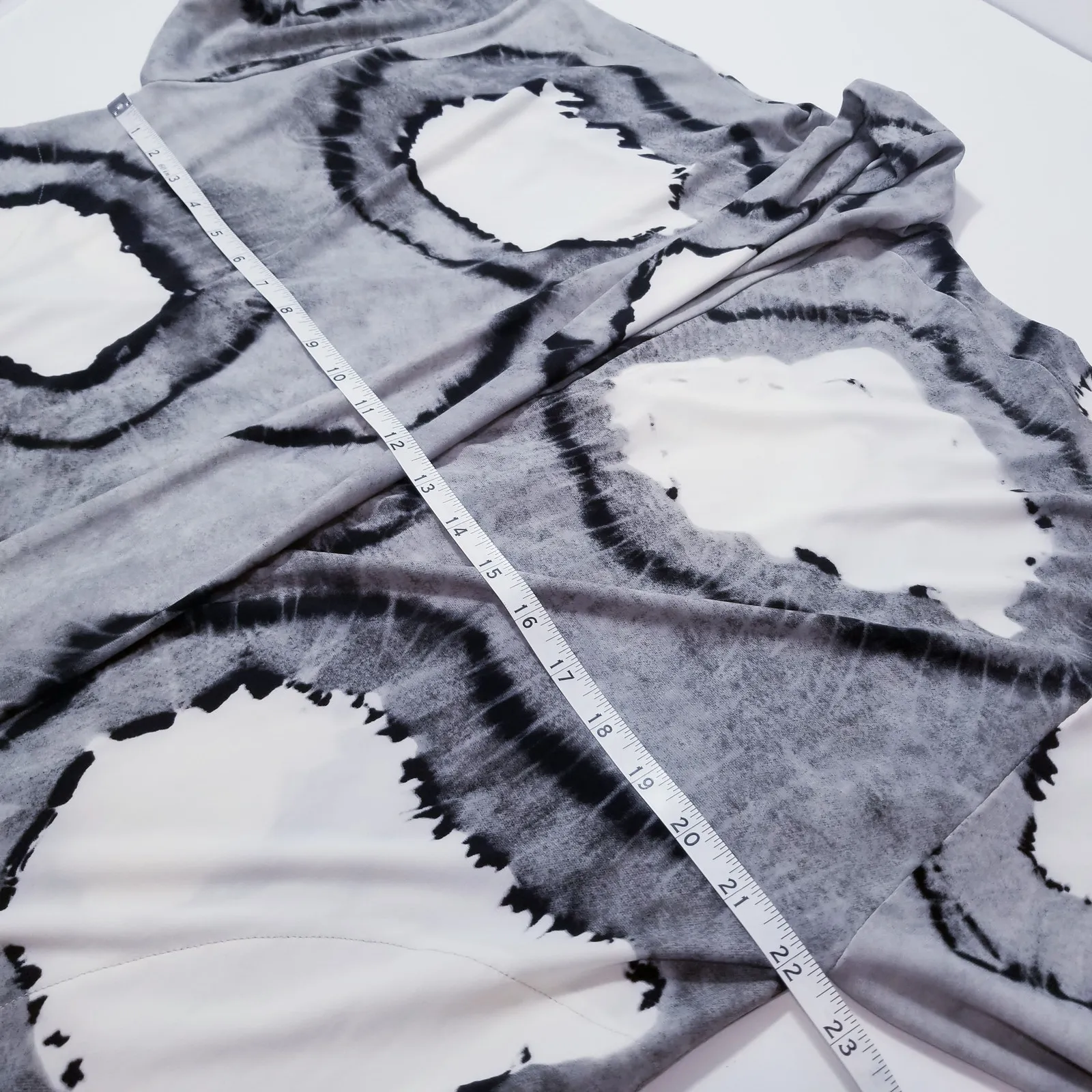 NORMA KAMALI Printed Oversize Midi Cardigan Open Front with Pockets - Image 6