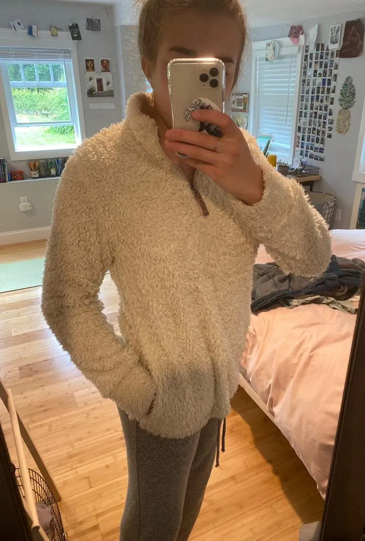 White fuzzy pullover Size M - Image 2