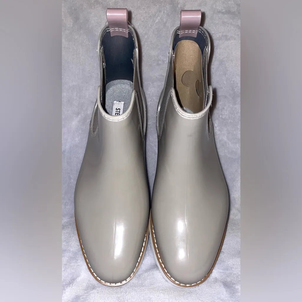 Steve Madden NWT Women “Puddles” Gray Ankle Patent Waterproof Chelsea Boots - Image 3