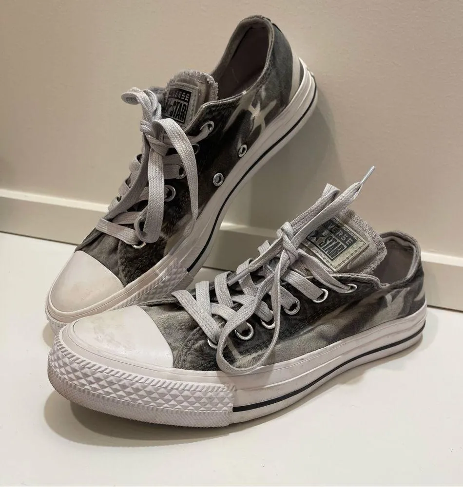 Converse Sz 7 Grey White Low Top Sneakers - Image 6